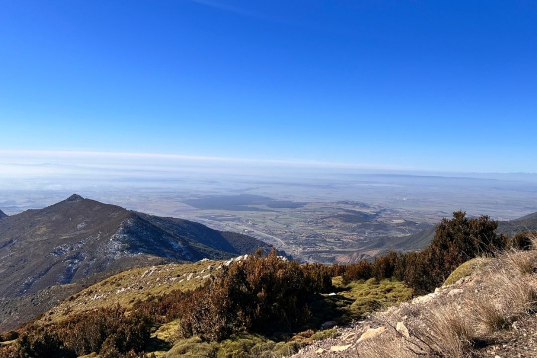 Panoramica desde la cima con vistas a la llanura de la Hoya de Huesca